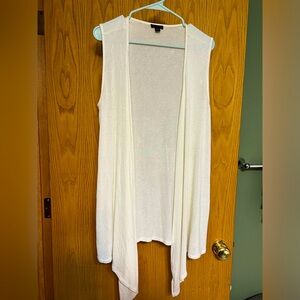 Long and light sleeveless sweater